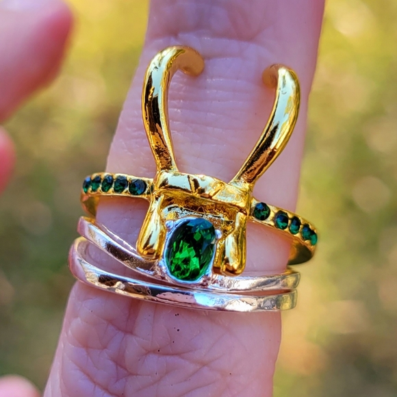 Disney Loki Gold Emerald Green 3 piece Ring Set Size 7.5 - Picture 4 of 12
